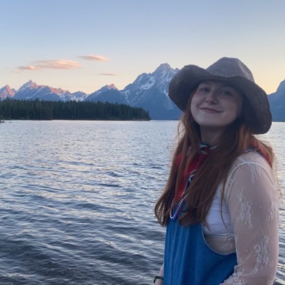 Meet your Posher, Ashley - Picture 2 of 2